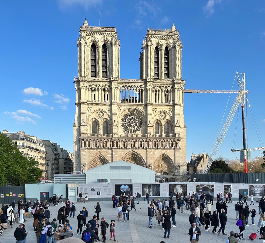 De kathedraal Notre-Dame van Parijs tijdens de herstellingen na de brand