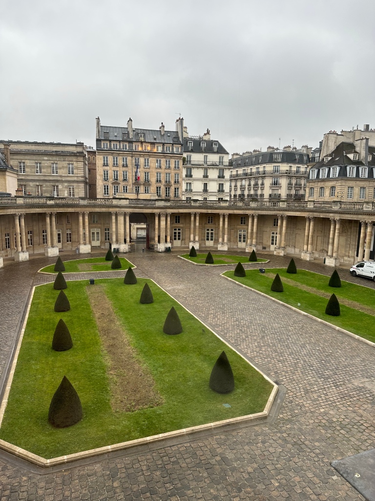 Binnentuin van het musée national des archives in Parijs, hotel de Rohan et Soubise