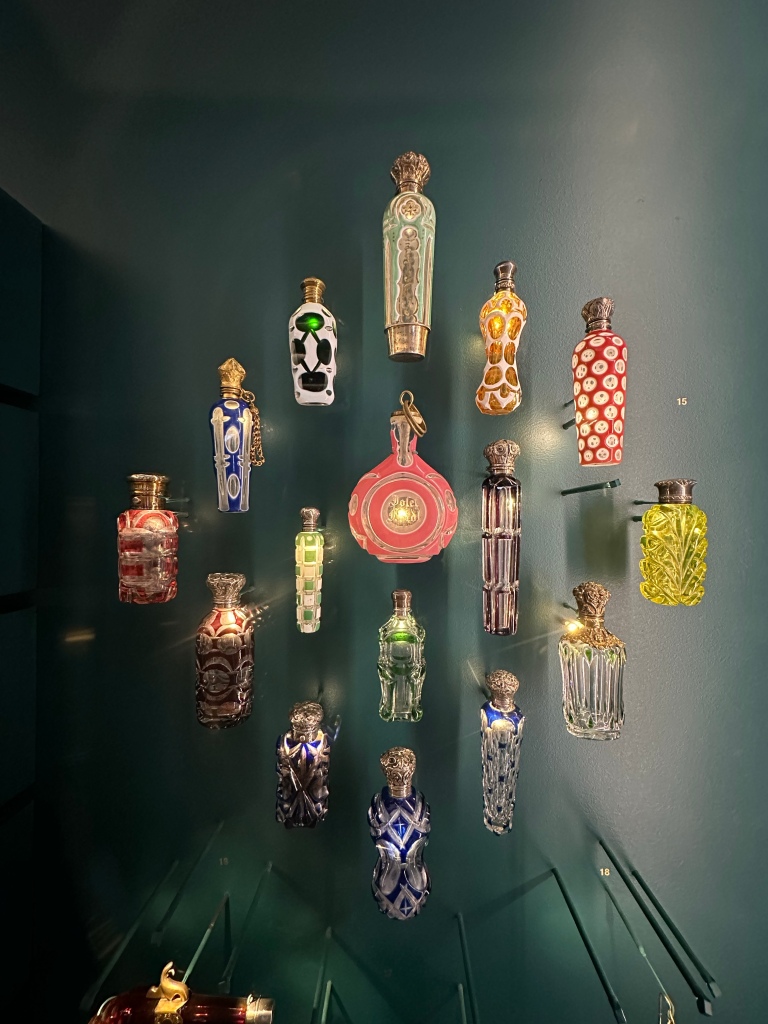 Prachtige parfumflesjes in het Musée du parfum in Parijs