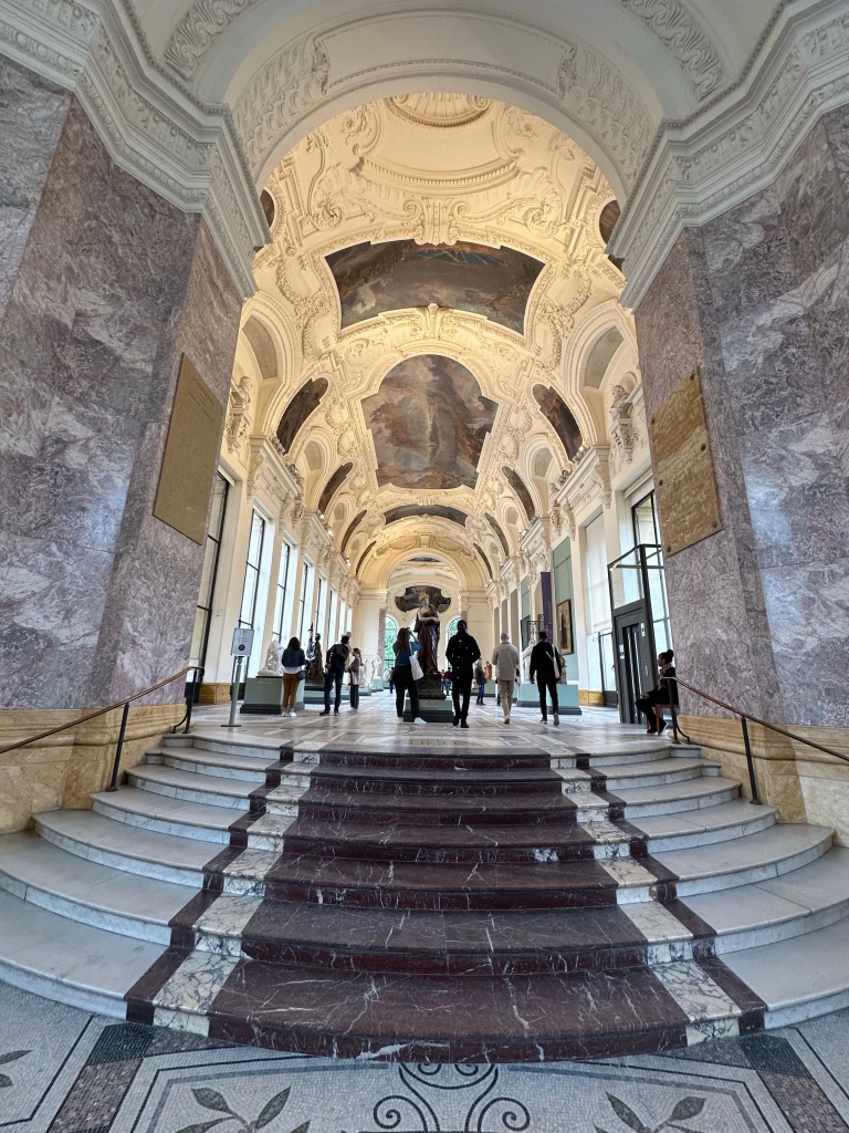 Galerij van Petit Palais, gratis museum met een prachtig interieur en binnentuin