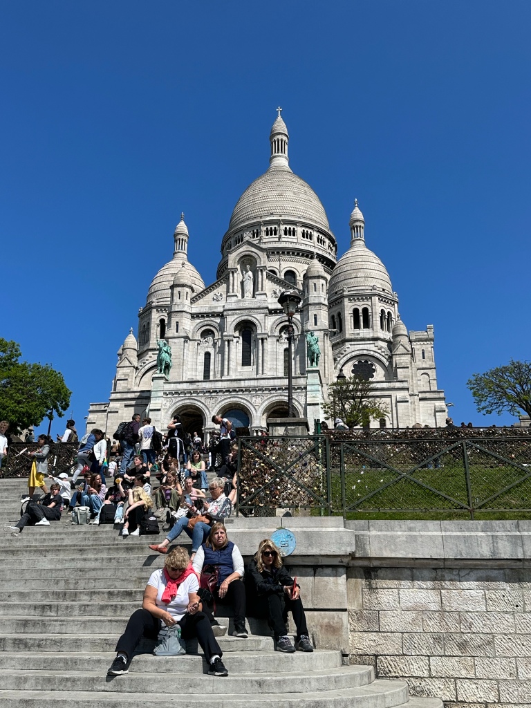 Sacré -Cœur Basiliek van Montmartre met mensen op de trappen