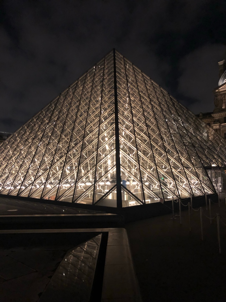 De piramide van het Louvre verlicht